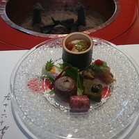 柿安 料亭本店 - 車海老とフォアグラのジュレ、蓮、きぬかつぎ、牛のコンフィ、蓬麩、鯉の南蛮漬けの先付