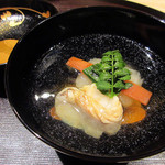 観山 - 3.煮物椀：鮪節に昆布出汁。ぐじ 聖護院蕪 金時人参