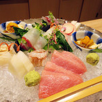 観山 - 2.向付：天然本まぐろ(長崎県)　天然紋甲イカ焼き霜(和歌山) 湯葉に平目縁側と北海道の雲丹 修学院の壬生菜を熊本産天然平目巻き 刺身湯葉｜赤大根昆布〆 蕪 水前寺海苔