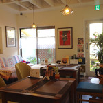 よりみちカフェ にゃん&ピース - 明るく静かな店内