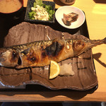 魚肴食堂 魚ふじ - 鯖の塩焼きはお皿（素敵です）からはみ出ていますね
            頭から尾びれまで35cmくらいありますよ