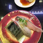 回し寿司 活 活美登利 横浜スカイビル店 - 食べ比べ 光り物3種（アジ・コハダ・大名サバ）