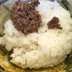麺や すずらん亭 - ご飯投入時に肉味噌を追加してくれます(無料)