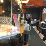 麺や すずらん亭 - 店内より入口側を。