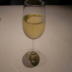 フォリオリーナ・デッラ・ポルタ・フォルトゥーナ - 底にウォッカを入れ尚かつ2度に渡ってフランチャコルタを注ぐ手間の込んだ食前酒