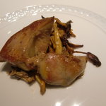 フォリオリーナ・デッラ・ポルタ・フォルトゥーナ - フォアグラと下に敷き詰められた野生のキノコ数々