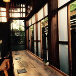 石見銀山 群言堂 西荻窪 暮らしの研究室 - 窓際はカウンター 