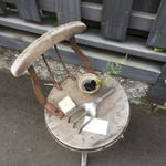 石見銀山 群言堂 西荻窪 暮らしの研究室 - 入り口の小さな椅子