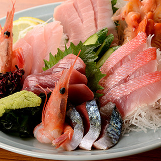 极佳的新鲜度◎寿司我们为工匠持有的正宗寿司和生鱼片感到自豪 ♪