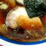 Ramen Tsurikichi - かえし醤油の効いたスープ。一見しょっぱそうですが、角がなくとても奥深い味。