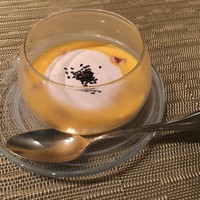 モノリス - バターナッツのヴルーテ、シナモンを効かせたクリーム、黒胡麻、ヘーゼルナッツ