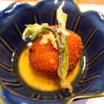 和食 了寛 - 揚物　じゃがいも饅頭べっこう餡掛け 白木の芽
