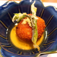 和食 了寛 - 揚物　じゃがいも饅頭べっこう餡掛け 白木の芽