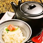 天然茶泡饭（北海道鲑鱼/北海道鳕鱼子/山葵）（多种）580日元（含税638日元）