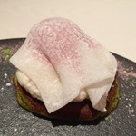 レストラン 間 - 求肥の中には苺とあんこ。いわゆる苺大福♡
      そして、下には抹茶どらやき♫
      和スイーツ界の主役のマリアージュ