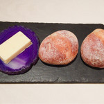 レストラン 間 - パンとバター
      お料理の味がクッキリしてるので、パンが進みます〜