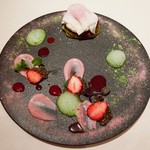 レストラン 間 - 苺のデザート「和」のエッセンス
      まるでお花畑のよう♡