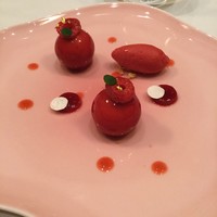 フィリップ・ミル 東京 - シャンパンのムース木苺のクーリとともに