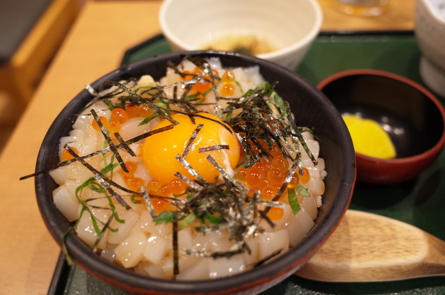 八戸駅隣接 イカをふんだんに使った八戸ばくだん丼をいただく By さや三毛 いかめしや 烹鱗 ほうりん 八戸 魚介料理 海鮮料理 食べログ