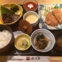 土佐料理 祢保希 丸の内店 - 鰹叩き3切れ+あおさコロッケの週替わり
