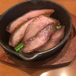 らあめん厨房 どる屋 - ほっぺた焼豚は鉄板で供されます