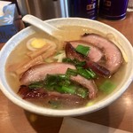 らあめん厨房 どる屋 - ほっぺた焼豚を乗っけると豪華さが増します