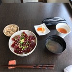 日本酒BAR 希紡庵 - 天然まぐろの漬け丼。
      税込900円。
      美味し。