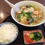 チャイニーズレストラン 青島 - 海鮮タンメンとご飯（漬物付き）