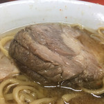 ラーメン二郎 - 厚さ３センチくらいありそうな豚。