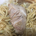 ラーメン二郎 - 野菜の下に埋蔵？豚発見♪