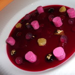 レストラン タテル ヨシノ - グラン・デセール／ベトラーヴのジュレにカシスとフランボワーズのソース