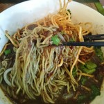 JIMJUM - 細中華麺がスープに染まる…