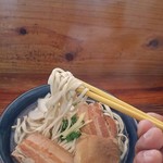 首里そば - 麺のリフトアップ。ストレート麺です。