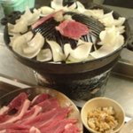 札幌成吉思汗 しろくま - ジンギスカン鍋は、スリット入り　レア気味でどうぞ