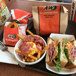 A&W - ベーコンエッグプーティン、ペッパーポークとマリネ、カーリーフライSコンボ