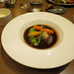 レ・コパン ドゥ ドミニク・ブシェ - ニュージーランド産仔牛の赤ワイン7時間煮込み