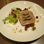 レ・コパン ドゥ ドミニク・ブシェ - イタリア産ウサギのテリーヌ　プラムと共に