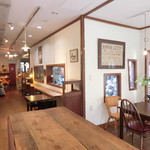 CAFE BISTRO SAIMARKET - 店内のテーブル席の風景です