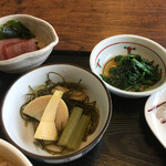 ささら - 炊き合わせ ほうれん草おひたし まぐろ刺身