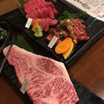 焼肉 七つ星 - 黒毛和牛サーロインステーキ1980円+中落ちカルビ680円×2+黒毛和牛赤身680円×2
            3.5人で15,411円