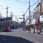 あま太郎 - こんな感じの道路脇で、今も昔も大判焼きを焼き続ける（写真右側に店舗）