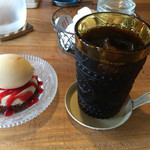 ガレット - 左がホワイトチョコのチーズケーキ♬
      チーズケーキの概念を覆えす形！上のはアイスです。