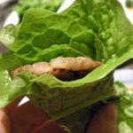 焼肉チャンピオン - カルビをサンチュにて