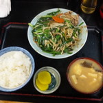 キッチンあべ - にら炒め（小ライス・みそ汁・漬物）