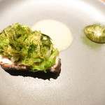 山口県萩の寒鰤　新若命と春キャベツ　春キャベツのソース　蕗の薹のピュレ　若命のパウダー