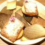 筍のソテー　カマンベールチーズのクッキーとパウダー　紫蘇の花