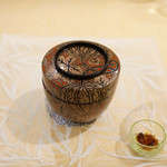 トゥ・ラ・ジョア - フカひれ蝦夷アワビに名古屋コーチンのコンソメのお椀