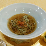 トゥ・ラ・ジョア - 翡翠麺(ほうれん草を煉り込んだ麺）とカラスミと紫蘇胡麻オイル