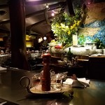 八王子うかい亭 - ２階の大きな鉄板のカウンター席の様子