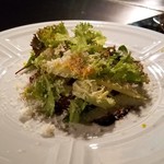 八王子うかい亭 - 削ったチーズがたくさんかかったシーザーサラダに底のほうにローストビーフ